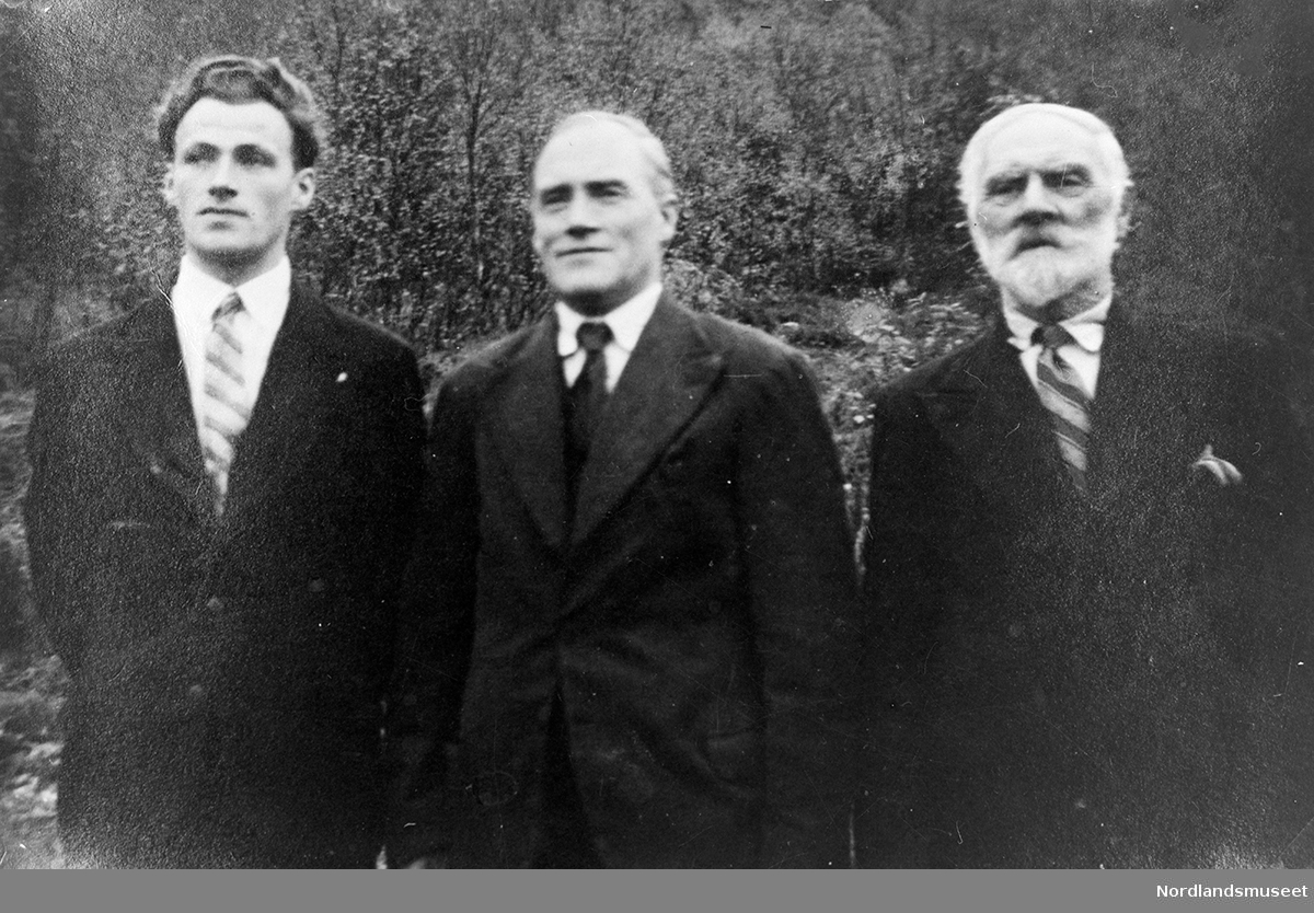 Portrett av tre menn, den ene har skjegg. Skog i bakgrunnen. Fra venstre: Arne Forsmo, Lyder Forsmo, Ludvik Danielsen.