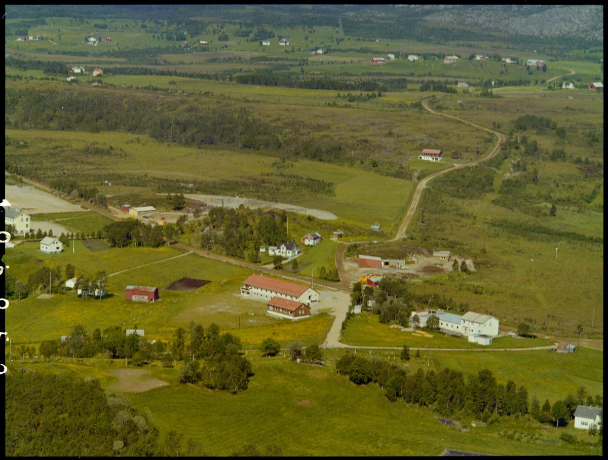 Leirfjord,Leland. Flyfoto fra Leland med sykehjemmet midt i bildet. Helt i kanten, mot venstre, ligger den nye skolen på Leland.
