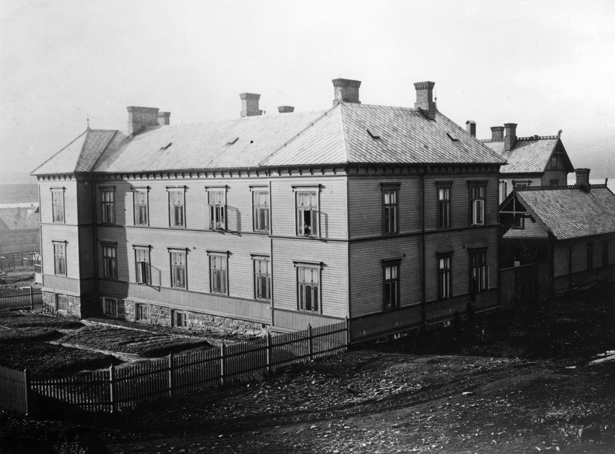Bildet viser Vardø Sykehus, bygd i 1898 og etter et bombeangrep i 1942 brant sykehuset ned til grunnen.