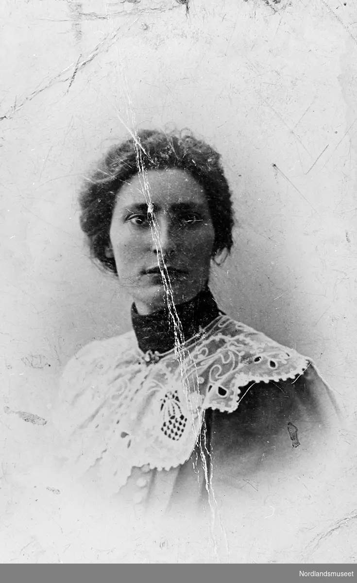 Portrett av Elise Gundersdatter i høyhalset kjole med stor hvit krage.