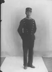 Portrett av mann i uniform.