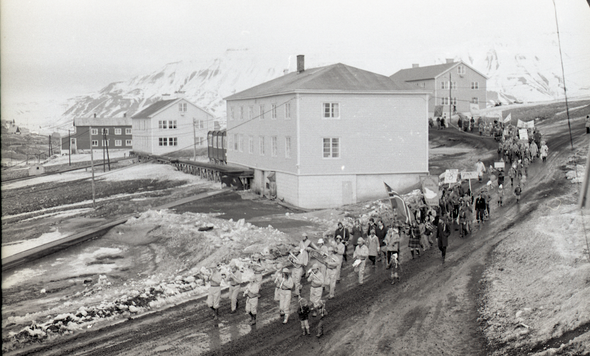 17. mai i Longyearbyen, 1975. Toget gikk fra bautaen ved Skjærings, over Haugen og til Sverdrup-bautaen. 