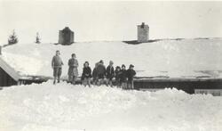 Barn og ansatte leker i snøen på feriekoloni (Øverseterveien