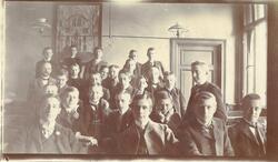Oppstilte elever i 1. gymnasium på Vestheim skole i 1903.