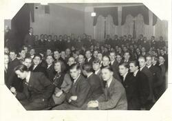 Elever på det møte i 1931 i anledning vedtak om nedleggelse 