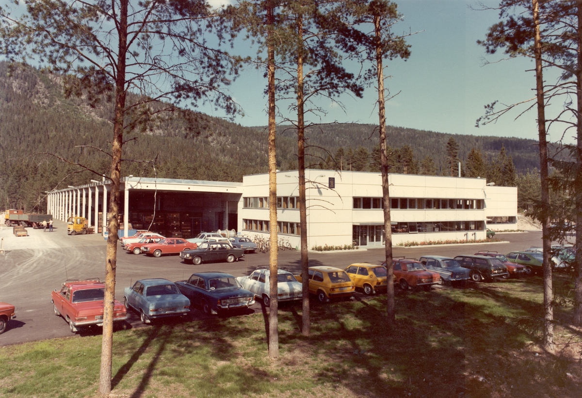 KV (bildeldivisjonen) åpnet en egen fabrikk for produksjon av bildeler i Hvittingfoss midt på 70-tallet. Dette bildet sansynligvis tatt 1977-78. 
Fabrikken er senere solgt og har byttet navn til Kongsberg Automotive, fabrikk Hvittingfoss.