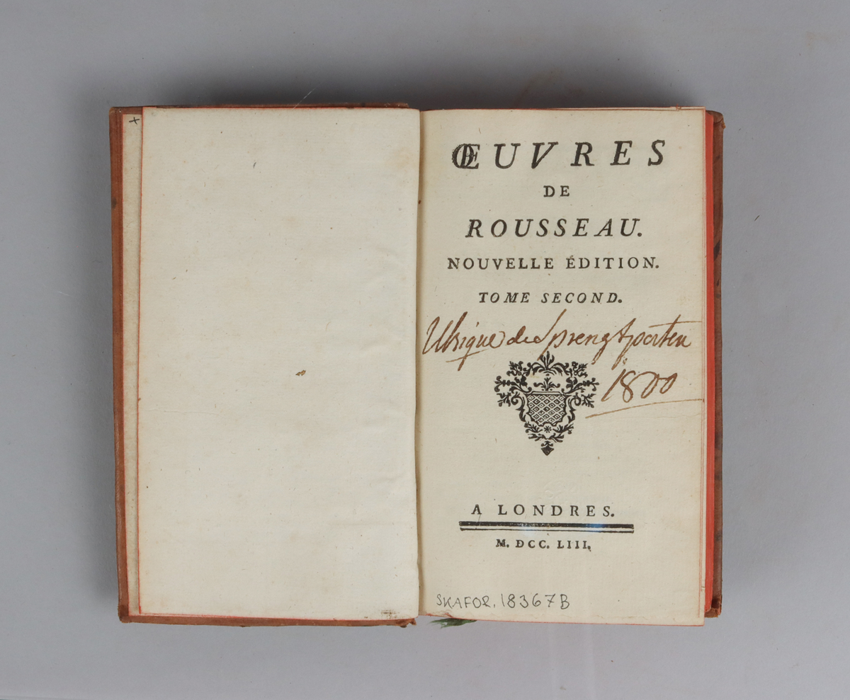 Bok, "Oeuvres de Rousseu", nouvelle édition, del 2. Skinnband med guldpräglad rygg i fem upphöjda bind, rött snitt.