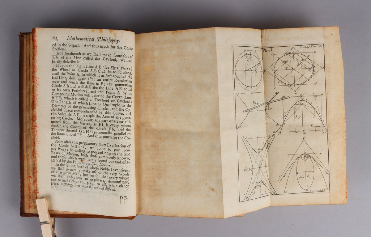Bok bunden  med helfranskt band i ljust läder. Guldpräglad rygg med uppvikningar  På rygg titel  och dekor av botaniska mönster i guld. Pärmens fram- och baksida med mönster präglat i en spegel. Insidan av pärmen odekorerad. Titelsida med  "Sir Isaac Newton's Mathematick Philosophy More eafily Demonstrated: with Dr. Halley's Account of COMETS Illustrated." av William Whiston, M. A. Mr. Lucas's.