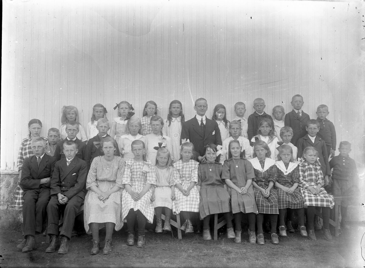 Gruppeportrett, elever og lærere ved Grorud skole etter 1920.

Fotosamling etter fotograf og skogsarbeider Ole Romsdalen (f. 23.02.1893).