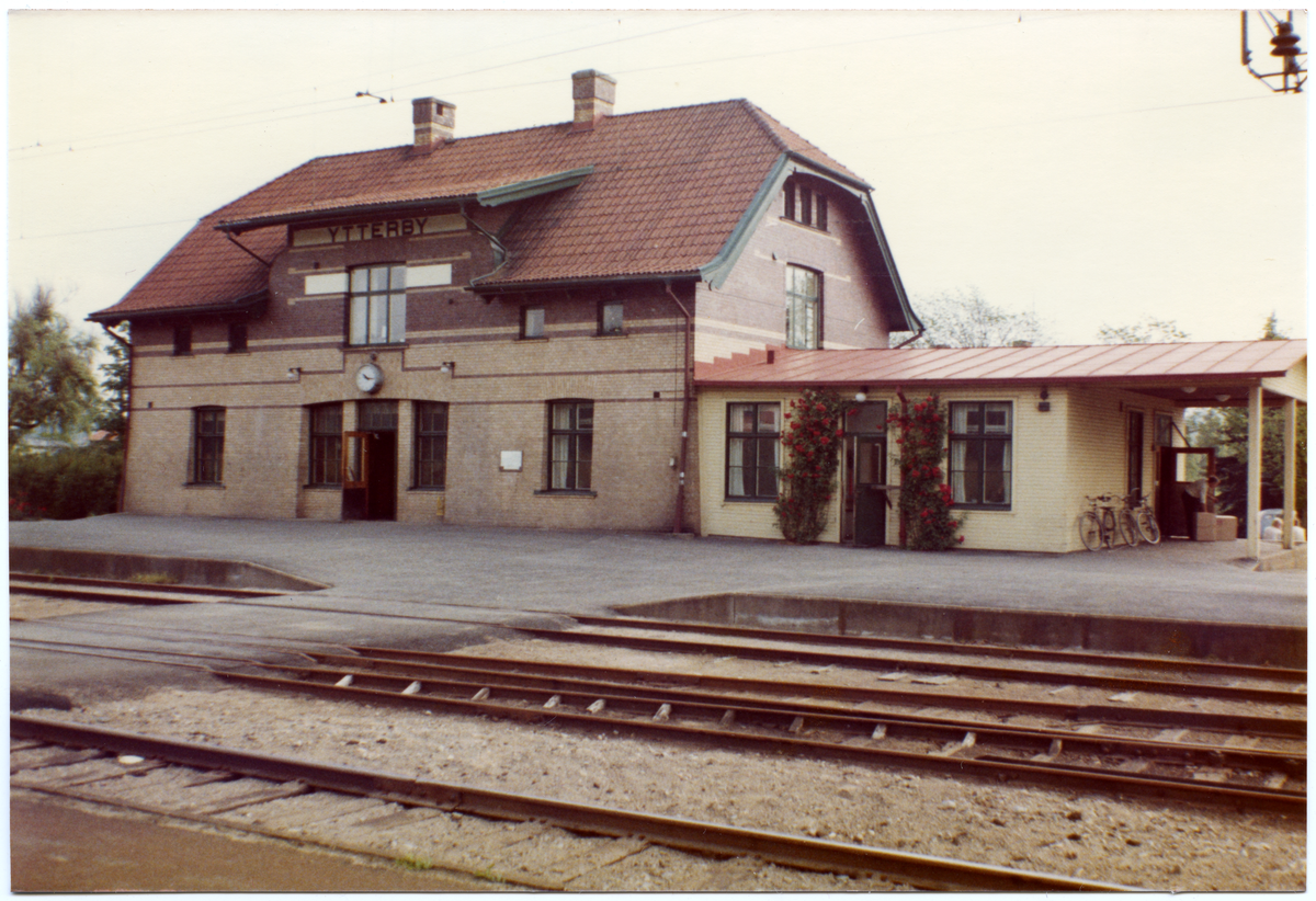 Stationen anlagd 1907-08-23, Stationen hette under en tiden "Kungälvs Ytterby" från 1933-07-01 till 1/10 1953.