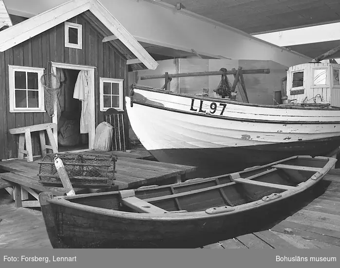 Enligt medföljande text: "Byggnation av båtar i G:a båthallen + permanent utställning - båtar (LL97) och fiskebod".