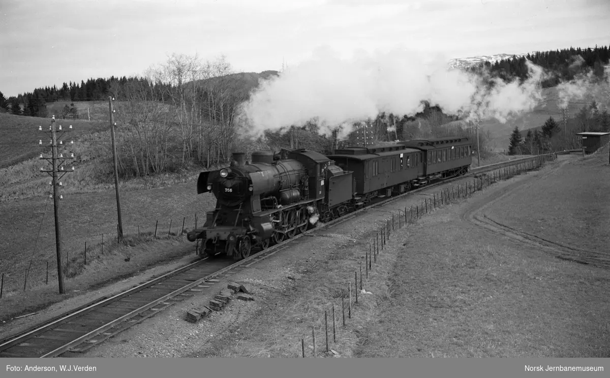 Damplokomotiv type 30b nr. 358 med lokaltog fra Trondheim ved Hegstad holdeplass mellom Nypan og Heimdal stasjoner