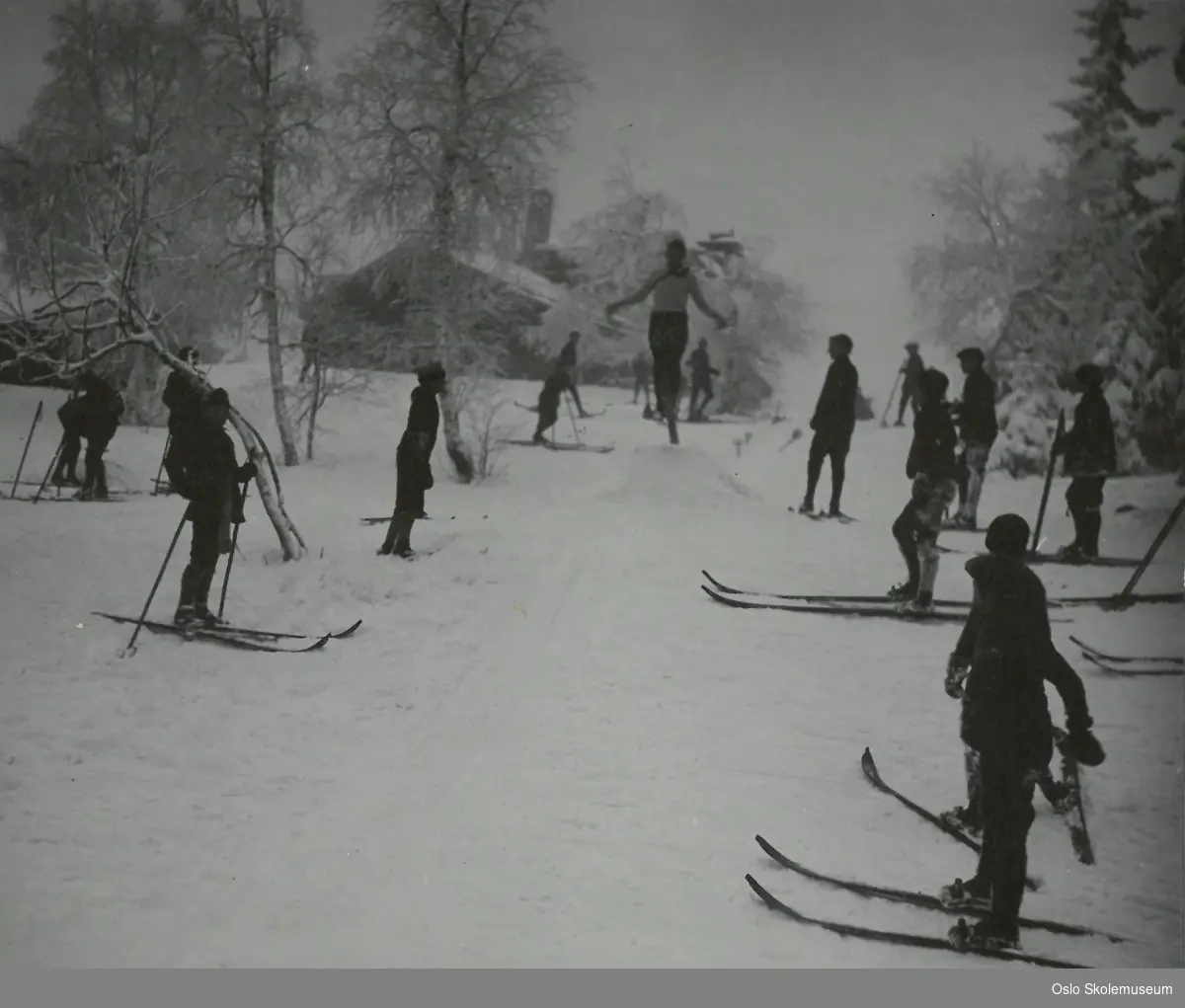 Elever fra Vaterland skole hopper på ski i snøen.