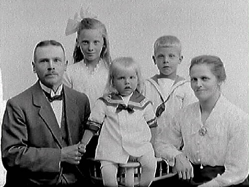 Familjebild. Edvin Andersson med fru Ida, två döttrar och en son.