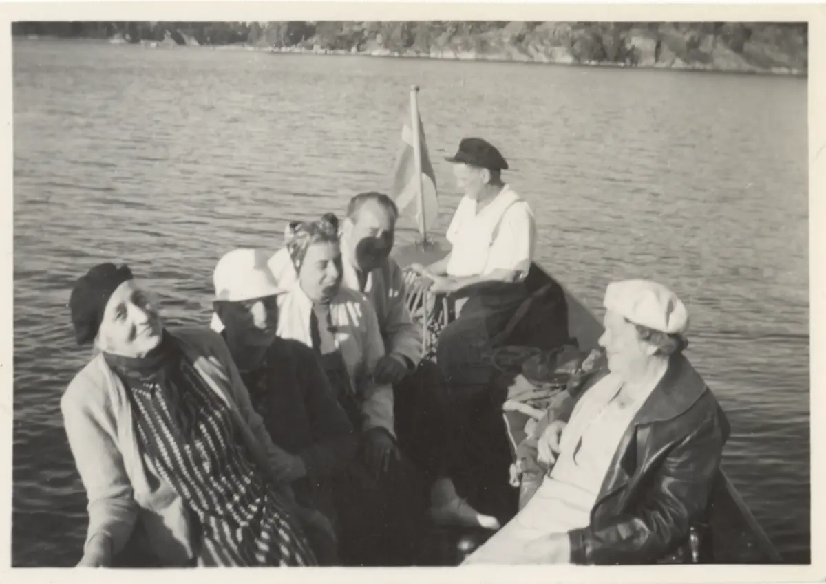 Harry Jansson, Göte och Dagmar Frey samt Amalia och Gertrud Jansson på båtutflykt. Tidigt 1950-tal