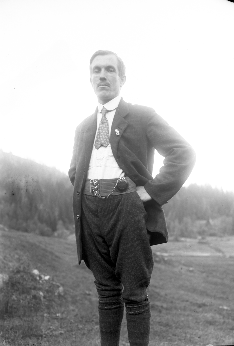 Portrett av mann. Johannes Grorud?

Fotosamling etter fotograf og skogsarbeider Ole Romsdalen (f. 23.02.1893).