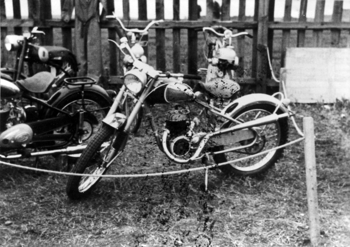 Visning av nya motorcyklar i samband med Falköpingsutställningen 1951. T.v. en Sparta med Willers 200 cc motor, och en Apollo med 120 cc Hva motor, 1951 års modeller.