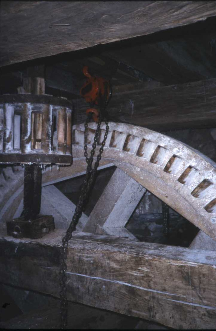 Byte av vattenhjul och hjulaxel i Rasmus kvarn pågår.