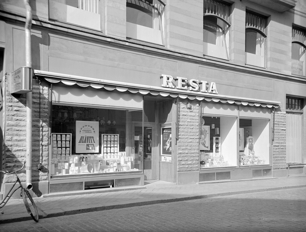 Parfymaffären Resia på Bokhållaregatan 2 i Linköping. Foto 1950.