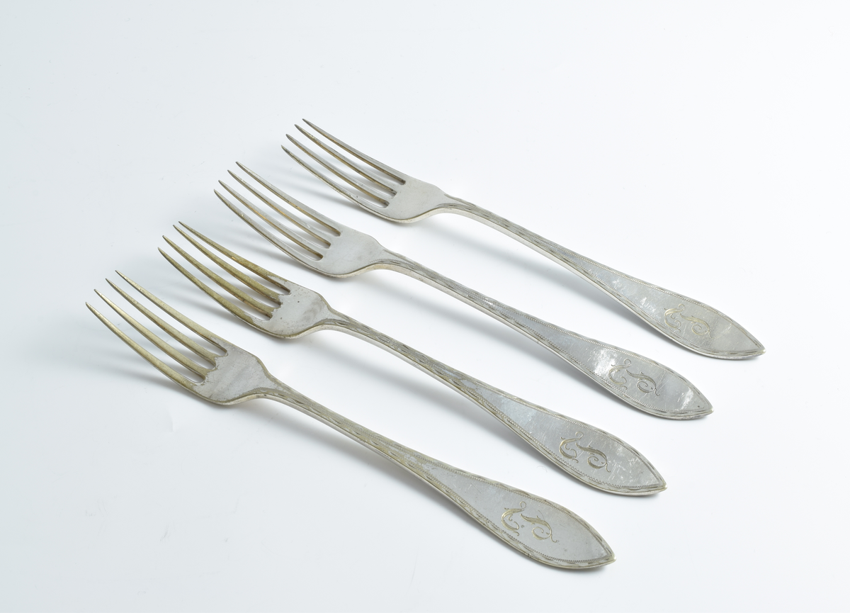 Fire gafler i sølvplett med kantdekor på skaftet.