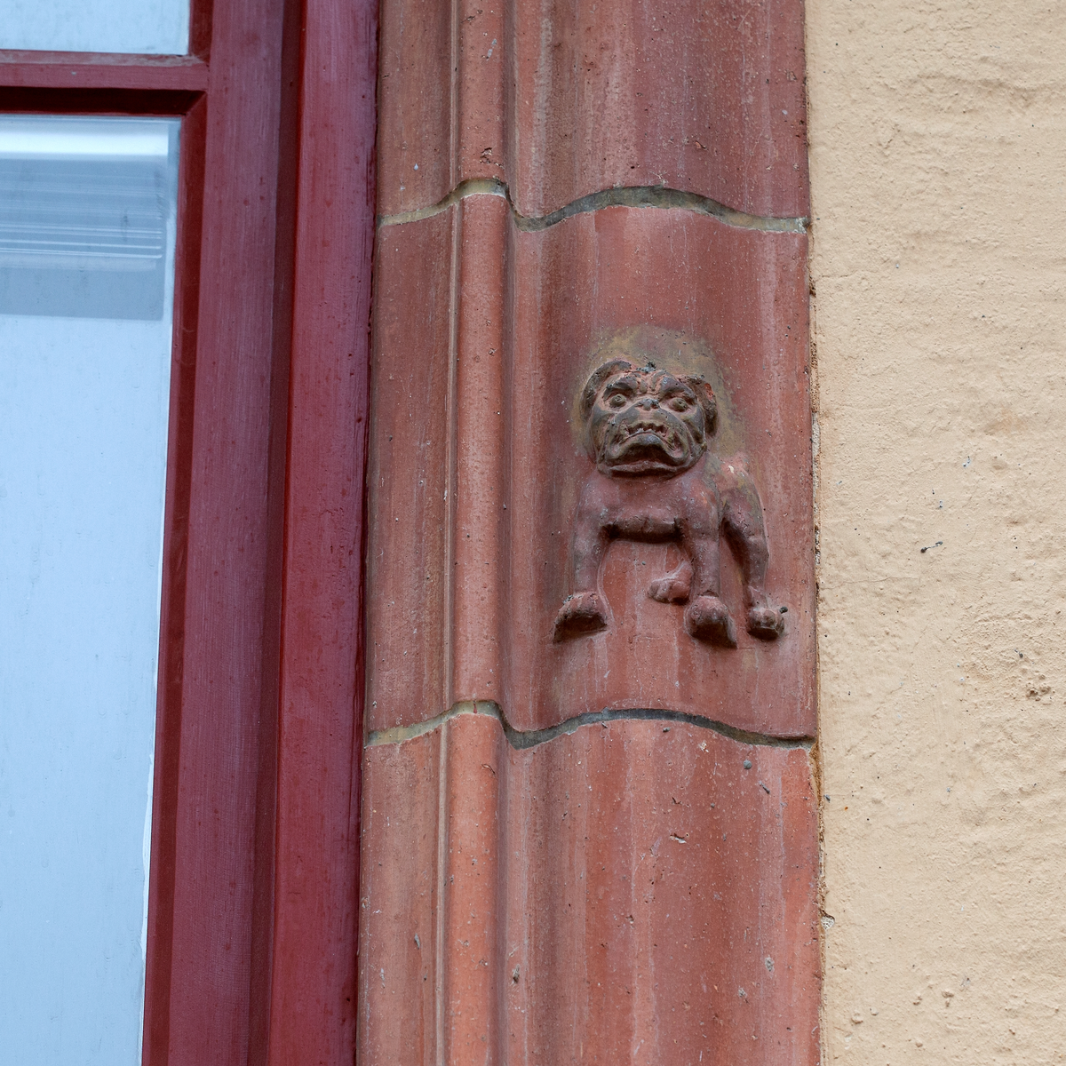 Skulpterat omfattningstegel runt fönster och dörr, på bostadshus, Geijersgatan 48, Uppsala 2019
