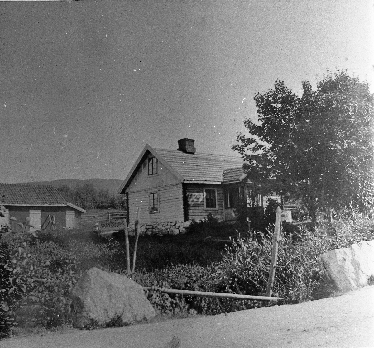 Bekkeli på Skreia som var husmannsbruk undedr Kjølseth. Taket på huset er flislagt.
(Samme bilde som TM-R80.025.03, men som er i liggende format og på litt større avstand).