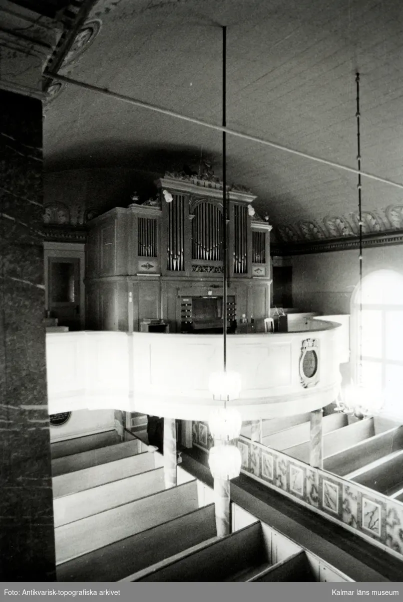 Orgeln i Hälleberga kyrka innan branden 1976.