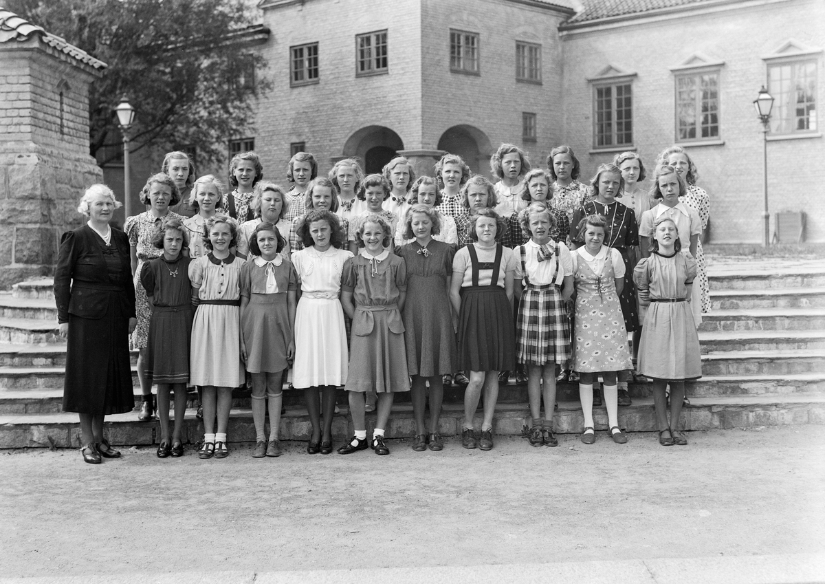Gruppe. 7de klasse (ukjent skole) utenfor biblioteket i Fredrikstad 23. juni 1943. Bestiller: Frk. Bolstad,