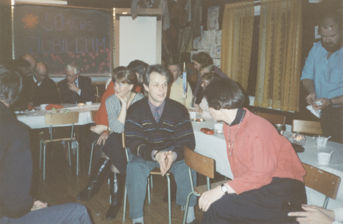 NTO-scouternas 50-årsfest i Scoutstugan på Enevägen i Kållered, 1980-tal. De tre främsta från vänster: 1. Birgitta Eriksson Svensson. 2. Berndt Larsson. 3. Margareta Skansing. Längst till höger står Ingemar Johansson.