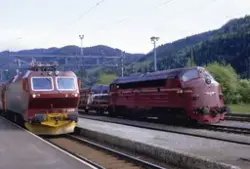 Elektrisk lokomotiv El 17 2226 med ekspresstog til Oslo S ov