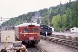 Dieselmotorvogn BM 86 13 med persontog til Arendal på Nelaug