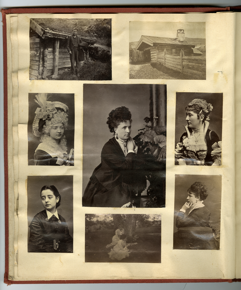 Scrapbooken inneholder foto av Faye familien på Dal gård i Ullensaker, samt diverse masseproduserte foto av datidens kjendiser og kongelige, blant annet dronning viktoria og hennes barn. Boken inneholder også postkort, utklipp av foto, karikaturtegninger og kollasjer