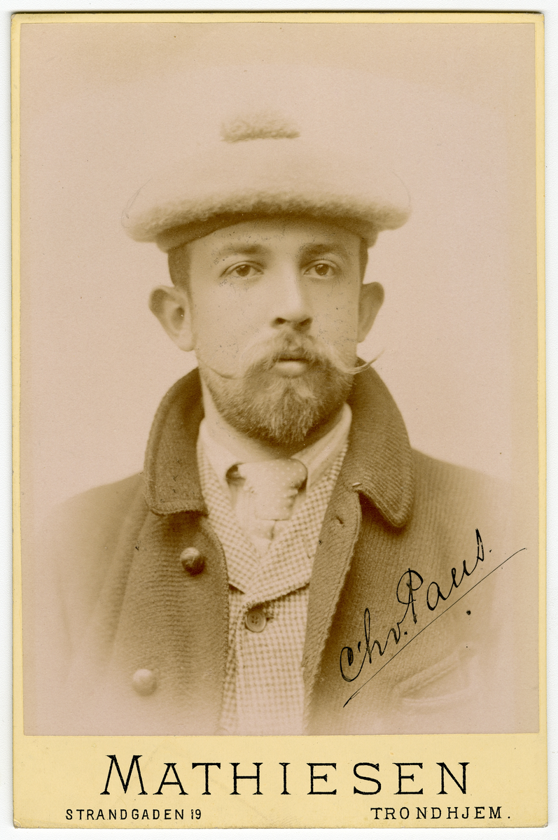 Portrettfoto av godseier og kammerherre Christopher Paus (1862 - 1943)

Hans egen signatur kan sees på forsiden av foto 

Påskrift: Chr. Paus