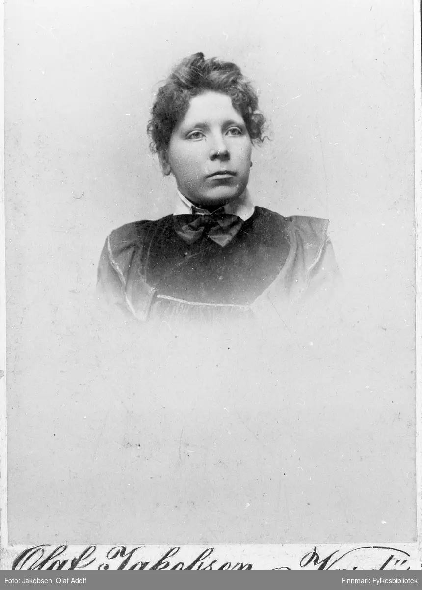 Visittkortportrett av en kvinne, fotografert i fotoatelier til Olaf Jakobsen i Vardø rundt 1900-1910.