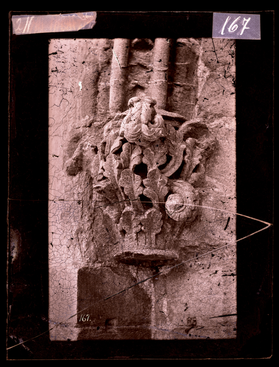Vinduskapitel med bladverk på utsiden av oktogonen i Nidarosdomen. Bildet er tatt før restaurering.