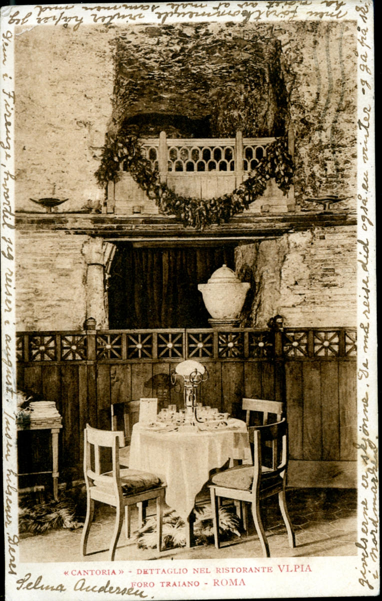 fotografi föreställande dukat bord framför balkong
text nedre sida: Cantoria - Dettaglio nel ristorante VLPIA 
Foro Traiano - Roma