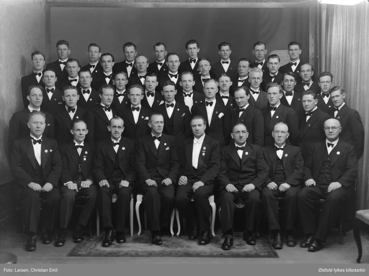 Gruppeportrett av sangkor i 1941, antagelig Fagforeningens Mannskor, Sarpsborg med sin dirigent Arnt Bergby nr. 5 fra venstre i første rekke.