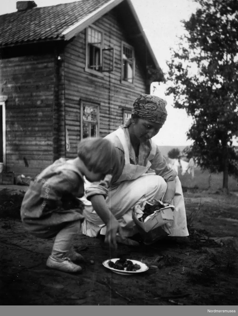 Mor og barn? Muligens fra Stavangerområdet på 1920-tallet. Det er ukjent hvem vi ser på bildet.