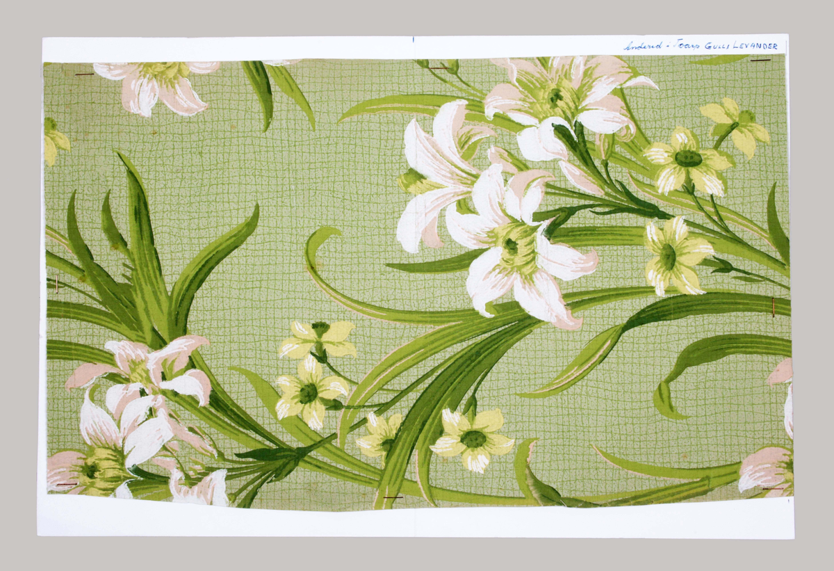 Tapetprov i papper. Dekor i form av storbladiga blommor, i färgerna vitt, gammalrosa och gulgrönt, med böljande långa gröna blad.