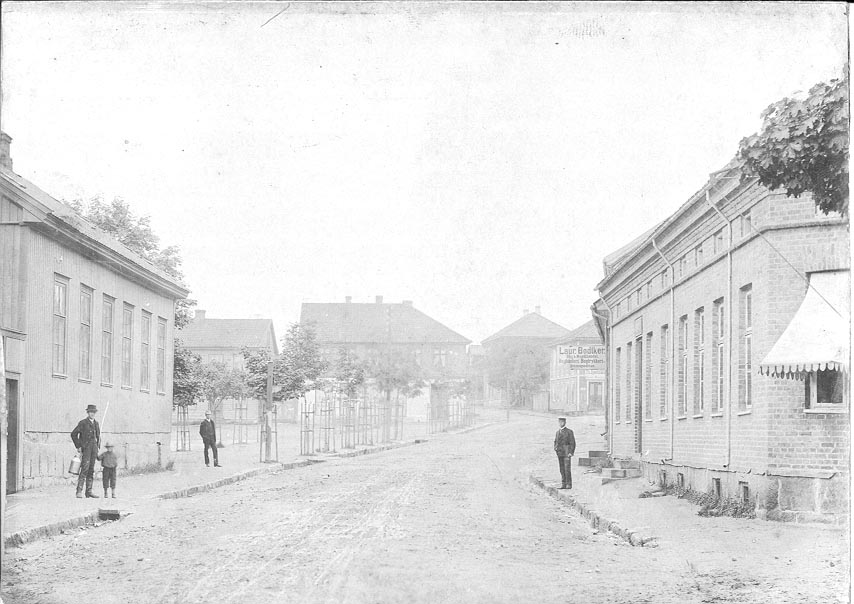 Apotekergården ved torget, Sandesundsveien, Sarpsborg. Antatt 1890-årene.