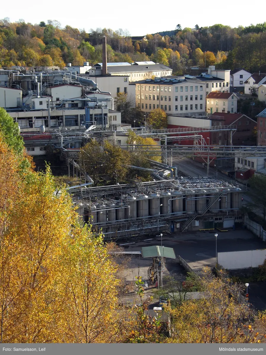 Byggnader vid Soabs industrianläggning på båda sidor om Kvarnbygatan i Mölndals Kvarnby, år 2007. Vy från Störtfjället. Anläggningen användes vid fototillfället av Hexion Speciality Chemicals Sweden AB.
