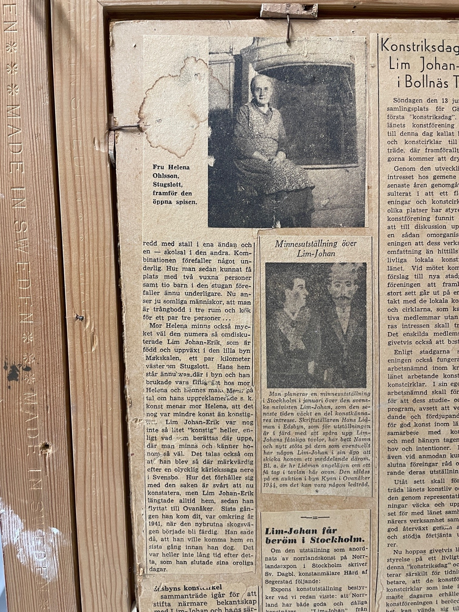 Oljemålning på kartong av Lim-Johan (Johan Erik Olsson) "Ångbåt vid åmynning", 1914-1923. 
Två män metar vid en bro över en åmynning. I bakgrunden en ångbåt, över vilken en stor klöverblomma reser sig som ett träd. På baksidan en mängd gamla tidningsklipp.