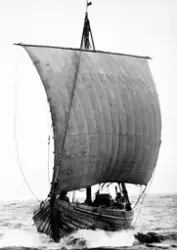 Ragnar Thorseth's Vikingeskip Saga Siglar på vei til Kristia