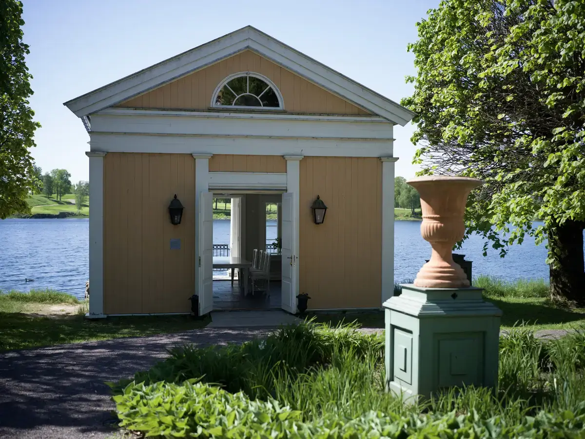 Et gult lysthus ved Bogstadvannet. 