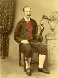 Konsertmester Torgeir Torgeirson (1851 - 1923) med Krestinaf