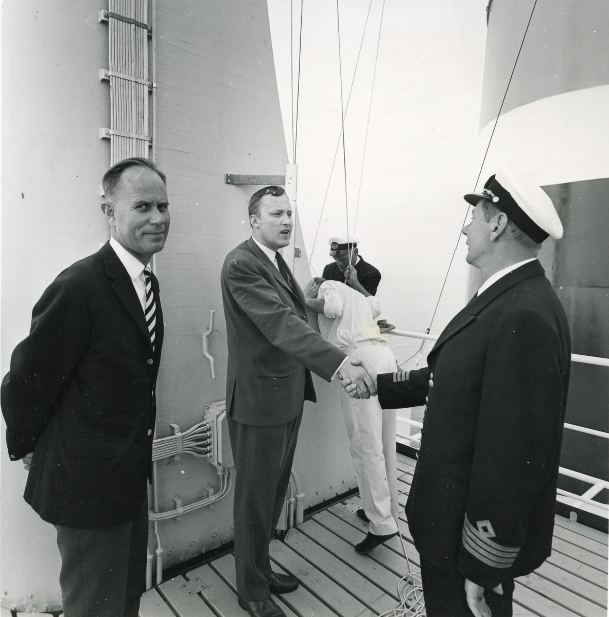 Dåp av M/S Besna (Ex. Etnefjell/ex. Olav Ringdal jr., ex. Olavv)(b.1950, Eriksbergs mek. Verkstads A/B, Göteborg) 1969.  
Kapteinen hilser på gjester ombord