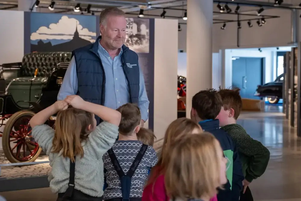 Bildet viser en omvisning på Norsk kjøretøyhistorisk museum