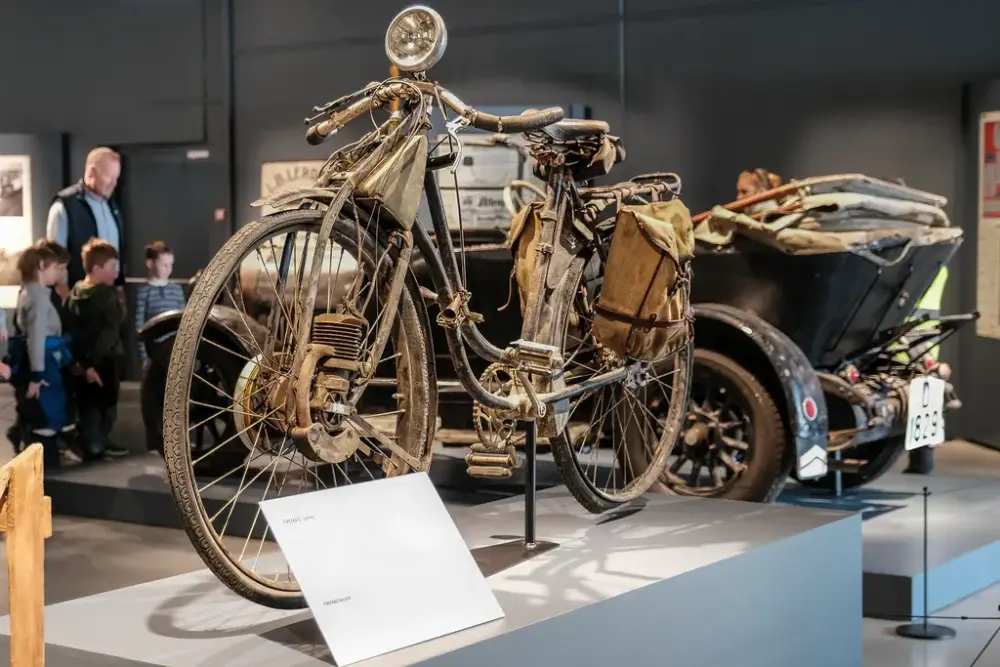 Bildet viser en omvisning på Norsk kjøretøyhistorisk museum