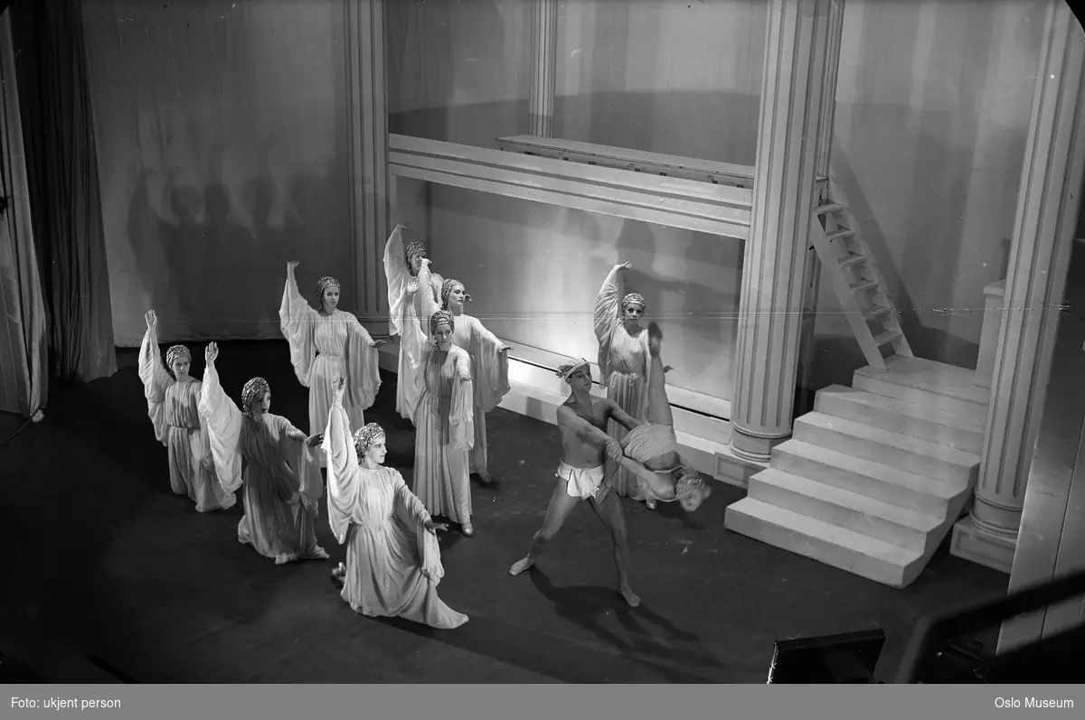 Asta Bertels, Monrad Misje og flere dansere i "Orfeus i undergrunnen" i 1940.