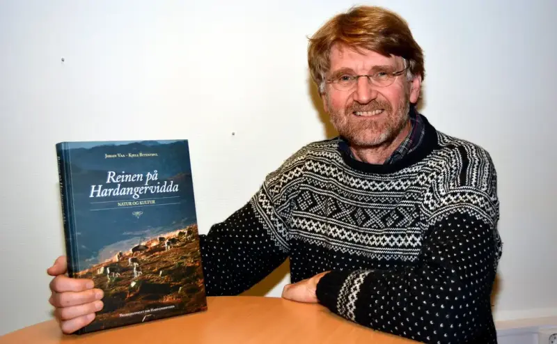 Kjell Bitustøyl med bok